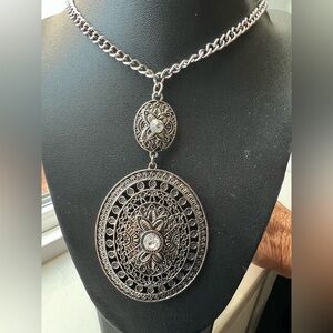 Long tunic length Silver Tone oval medallion Pendant Necklace 🆕